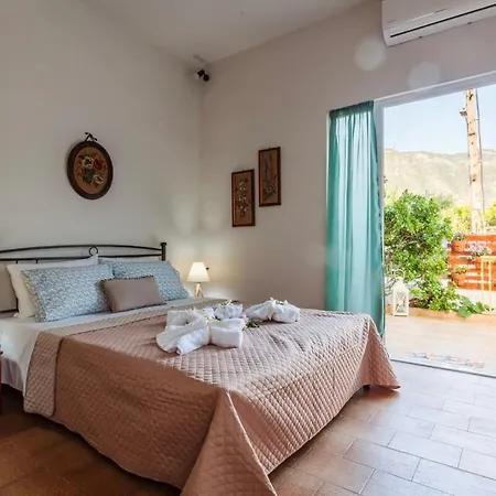 Summer Rose Garden Getaway - A Step To The *