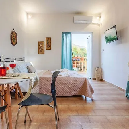 Ferienhaus Summer Rose Garden Getaway - A Step To The Kalamata