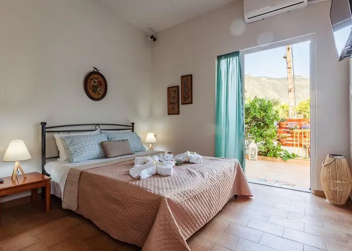 Summer Rose Garden Getaway - A Step To The *