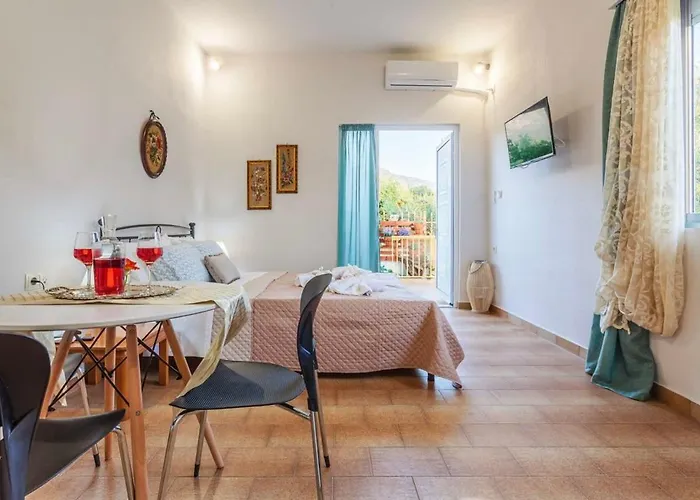 Semesterbostad Summer Rose Garden Getaway - A Step To The Kalamata