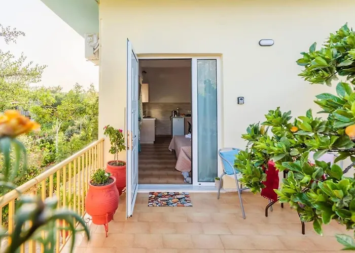 Summer Rose Garden Getaway - A Step To The Semesterbostad *