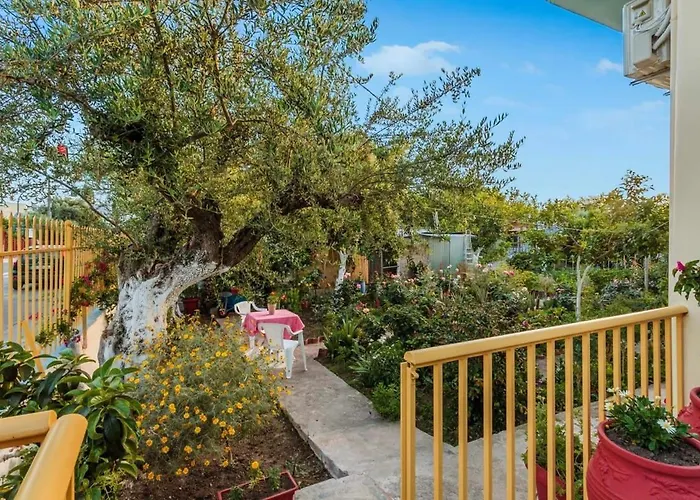 Summer Rose Garden Getaway - A Step To The * Kalamata