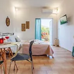 Semesterbostad Summer Rose Garden Getaway - A Step To The Kalamata