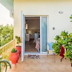 Summer Rose Garden Getaway - A Step To The Semesterbostad *