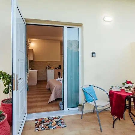 Summer Rose Garden Getaway - A Step To The