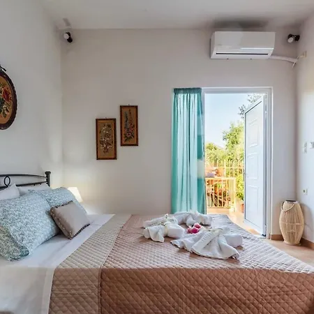 Summer Rose Garden Getaway - A Step To The Semesterbostad Kalamata