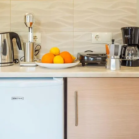 Summer Rose Garden Getaway - A Step To The Kalamata