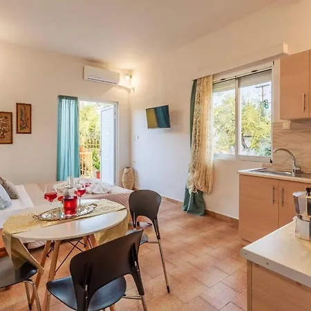 Summer Rose Garden Getaway - A Step To The * Kalamata