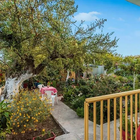 Summer Rose Garden Getaway - A Step To The * Kalamata