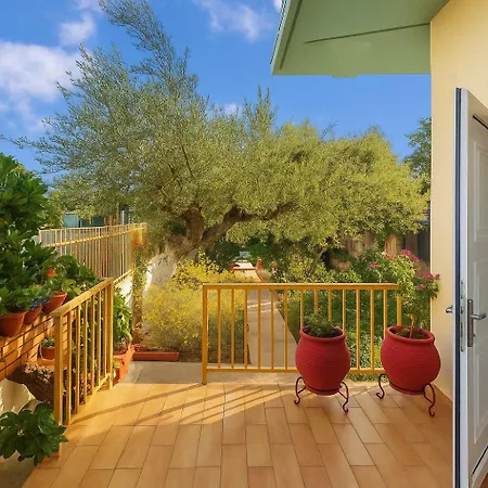 Summer Rose Garden Getaway - A Step To The Kalamata