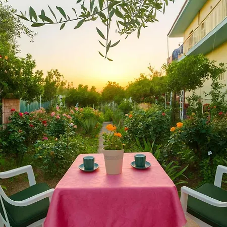 Summer Rose Garden Getaway - A Step To The Tatil Evi