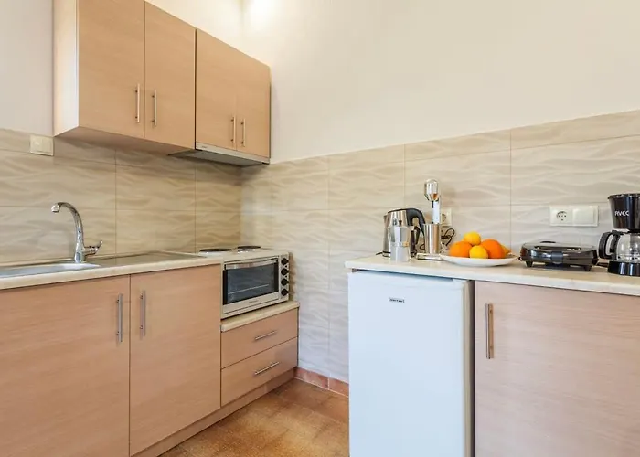 Casa de Férias Summer Rose Garden Getaway - A Step To The Calamata