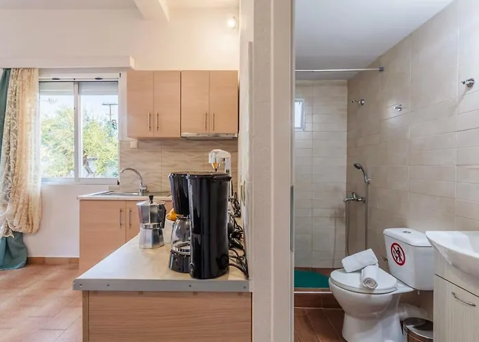 Summer Rose Garden Getaway - A Step To The Semesterbostad Kalamata