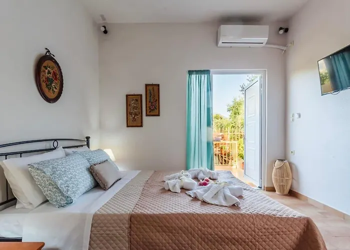 Summer Rose Garden Getaway - A Step To The Casa de Férias Calamata