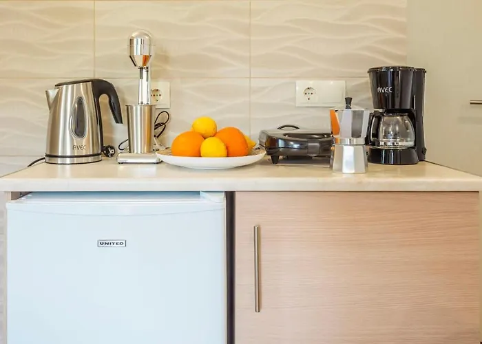 Summer Rose Garden Getaway - A Step To The Calamata