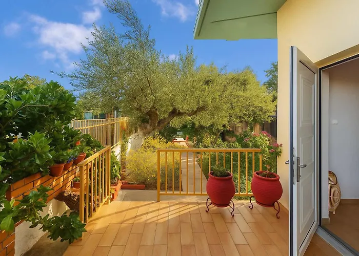 Summer Rose Garden Getaway - A Step To The Calamata