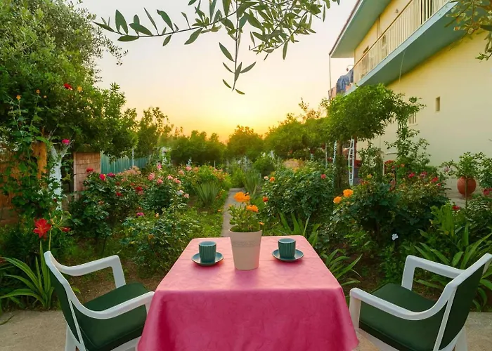 Summer Rose Garden Getaway - A Step To The Casa de Férias